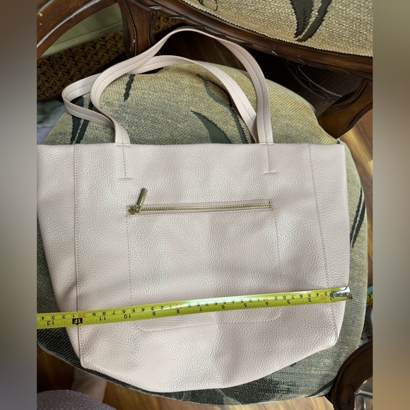 Soft pink shoulder purse with goldtone accents - Picture 6 of 11